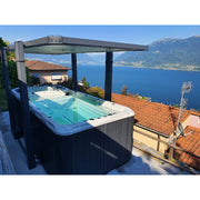 Swim Spa mit Überdachung und Seeblick – moderner Outdoor Swim Spa für Training und Entspannung zuhause