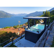 Swim Spa mit Panoramablick auf See und Berge – Outdoor Wellnessbereich mit Schwimm- und Massagefunktion