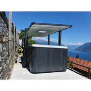 Passion Spas Activity 1 Swim Spa Außenansicht mit Überdachung und Seeblick im Hintergrund