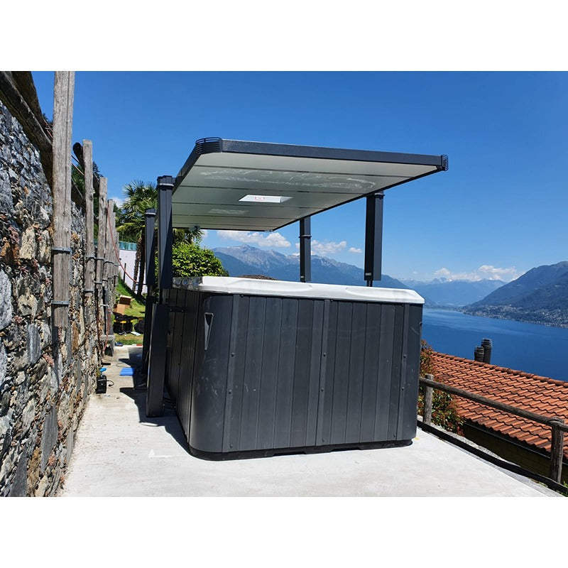 Passion Spas Activity 1 Swim Spa Außenansicht mit Überdachung und Seeblick im Hintergrund