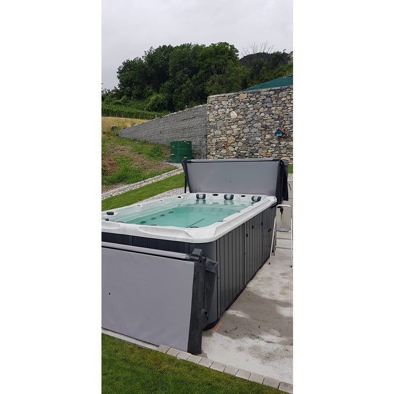 Passion Spas Activity 1 Swim Spa im Garten mit geöffneter Thermoabdeckung