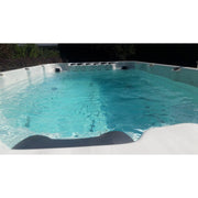 Passion Spas Activity 1 Swim Spa Schwimmbereich mit ruhigem Wasser bei Tageslicht