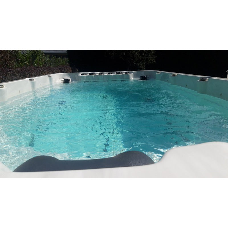 Passion Spas Activity 1 Swim Spa Schwimmbereich mit ruhigem Wasser bei Tageslicht