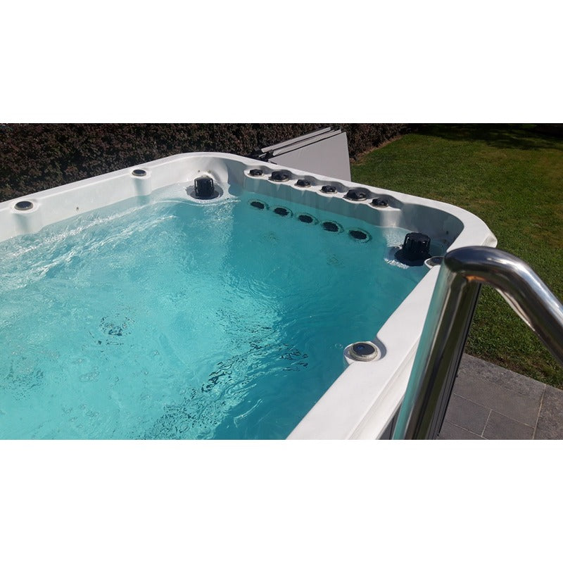 Passion Spas Activity 1 Swim Spa Detailaufnahme Wasser und Sitzbereich mit Massagedüsen