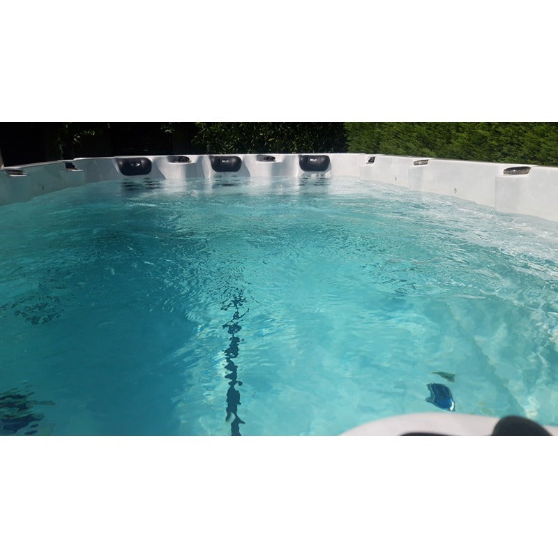 Passion Spas Activity 1 Swim Spa Wasseroberfläche mit Gegenstromanlage und klarem Wasser