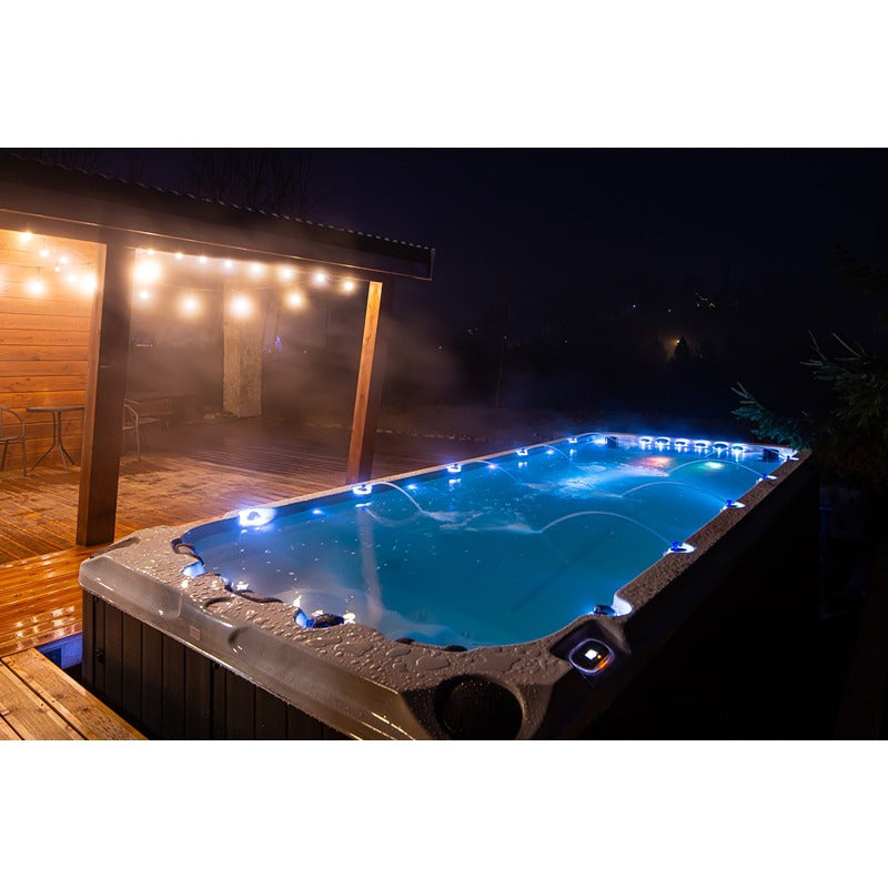 Passion Spas Activity 2 Swim Spa bei Nacht mit LED Beleuchtung – stimmungsvoller Outdoor Wellnessbereich