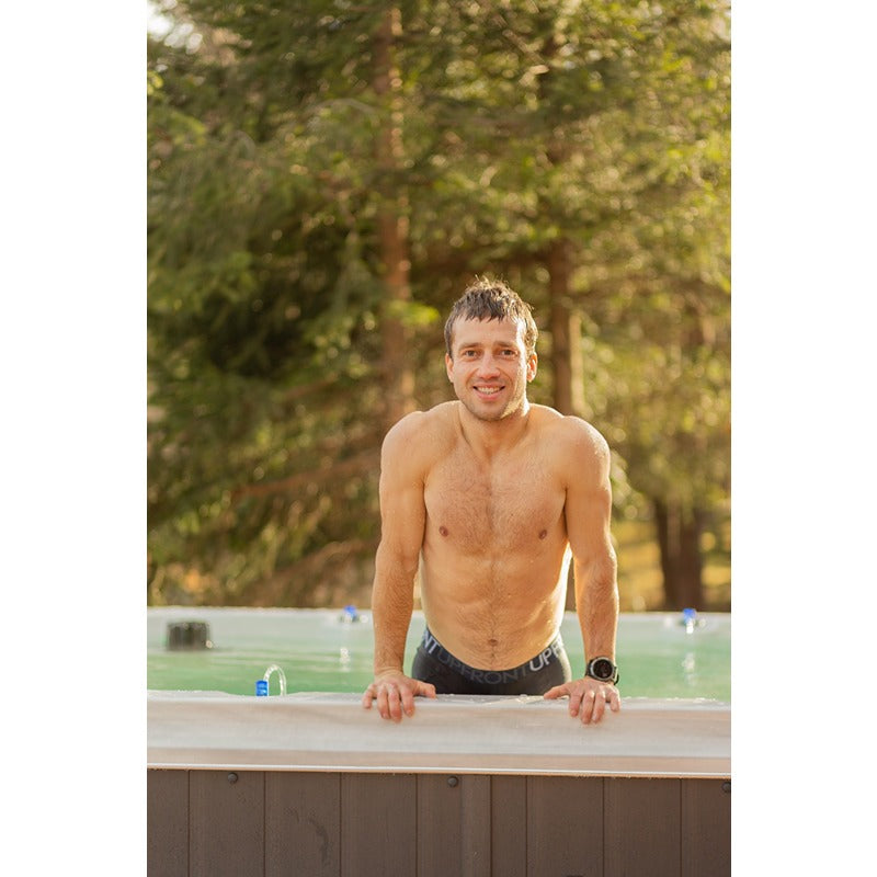 Passion Spas Activity 2 Swim Spa mit Mann im Wasser – Swim Spa für Training und Erholung im Garten