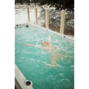 Passion Spas Activity 2 Swim Spa mit Person im Wasser – Swim Spa für Entspannung und Bewegung im Außenbereich