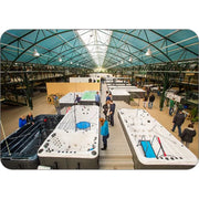 Passion Spas Activity 2 Swim Spa für 3 Personen in modernem Ausstellungsraum mit weiteren Whirlpools