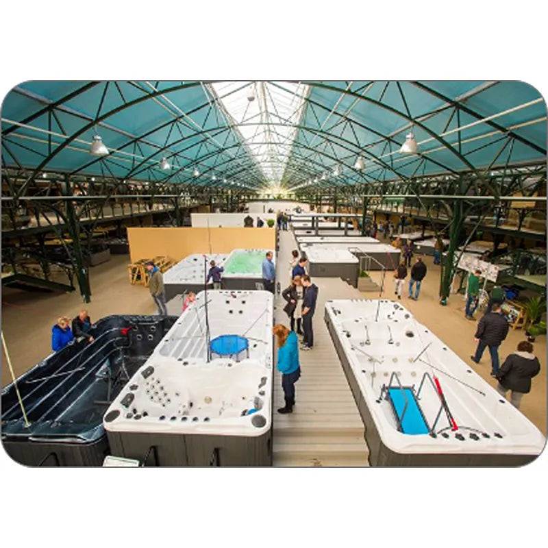 Passion Spas Activity 2 Swim Spa für 3 Personen in modernem Ausstellungsraum mit weiteren Whirlpools