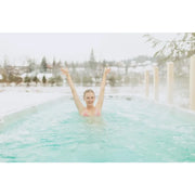Passion Spas Activity 2 Swim Spa für 3 Personen mit Frau im warmen Wasser, Schneelandschaft im Hintergrund