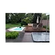 Passion Spas Aquatic 1 Eco Swim Spa für 3 Personen im Garten mit Terrasse und Grünanlagen