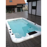 Passion Spas Aquatic 1 Eco Swim Spa für 3 Personen auf Holzterrasse mit modernem Haus