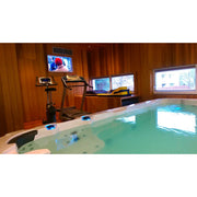 Passion Spas Aquatic 1 Eco Swim Spa für 3 Personen in Holzhaus mit türkisem Wasser, Fitnessbereich und Fensterblick