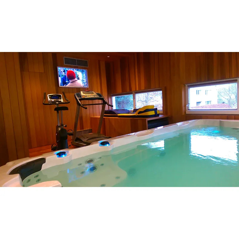 Passion Spas Aquatic 1 Eco Swim Spa für 3 Personen in Holzhaus mit türkisem Wasser, Fitnessbereich und Fensterblick