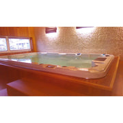 Passion Spas Aquatic 1 Eco Swim Spa für 3 Personen in moderner Wellness-Raum mit Holzverkleidung und Beleuchtung