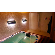 Passion Spas Aquatic 1 Eco Swim Spa für 3 Personen in modernem Badezimmer mit grünem Wasser und LED-Beleuchtung