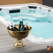 Passion Spas Aquatic 1 Eco Swim Spa für 3 Personen mit türkisblauem Wasser und Champagner-Eiskühler auf Terrasse