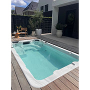 Passion Spas Aquatic 1 Eco Swim Spa für 3 Personen in modernem Gartensetting mit Terrasse und Loungebereich