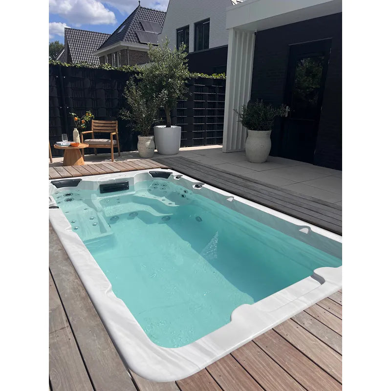 Passion Spas Aquatic 1 Eco Swim Spa für 3 Personen in modernem Gartensetting mit Terrasse und Loungebereich