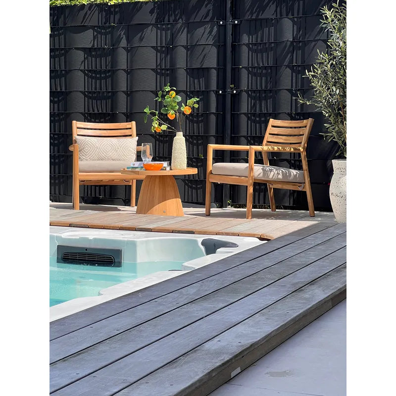 Passion Spas Aquatic 1 Eco Swim Spa für 3 Personen im Garten mit türkisblauem Wasser, Holzterrasse und modernem Lounge-Bereich