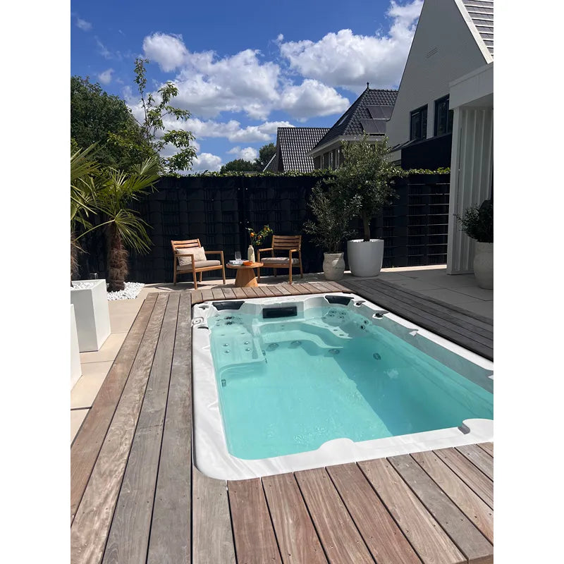 Passion Spas Aquatic 1 Eco Swim Spa für 3 Personen in modernem Gartensetting mit Holzterrasse