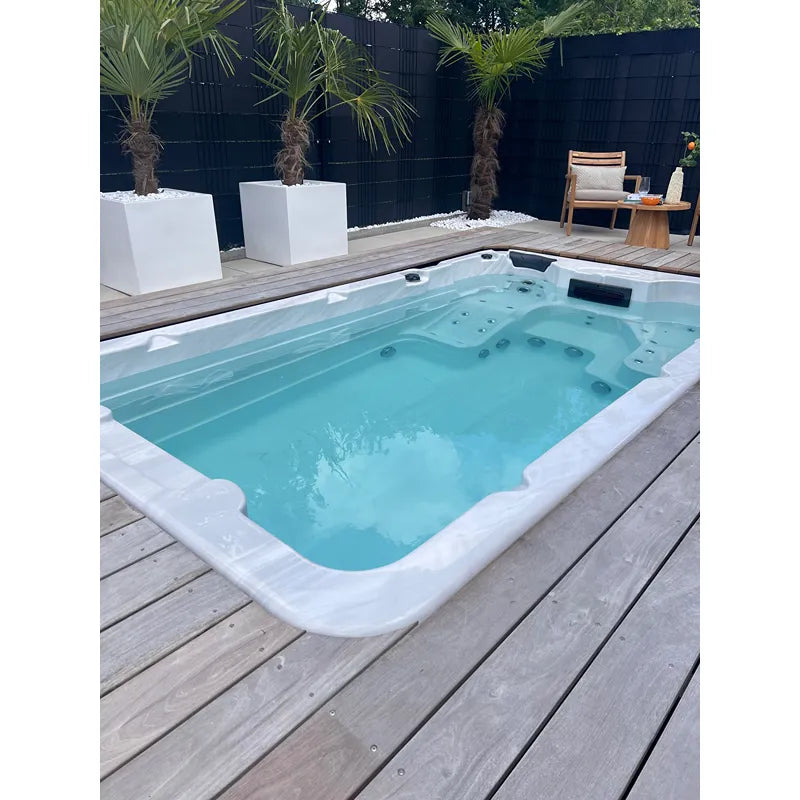 Passion Spas Aquatic 1 Eco Swim Spa für 3 Personen in modernem Garten mit Holzdeck, weißem Rahmen und Whirlpool-Jets
