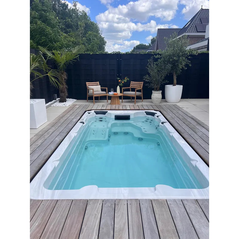 Passion Spas Aquatic 1 Eco Swim Spa für 3 Personen in Garten eingebaut auf Holzterrasse