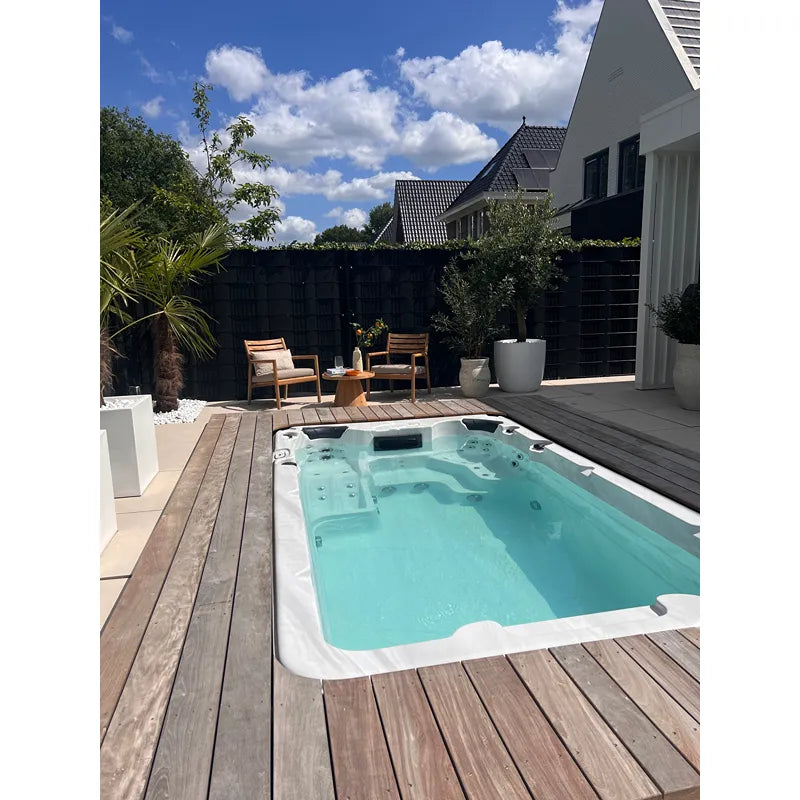 Passion Spas Aquatic 1 Eco Swim Spa für 3 Personen in modernem Garten mit Holzterrasse