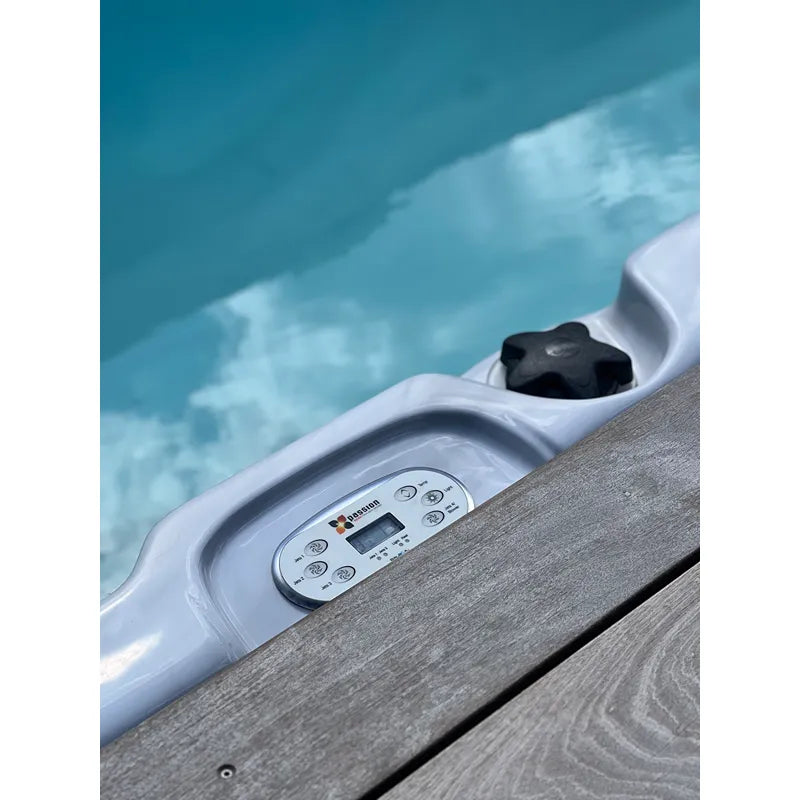 Passion Spas Aquatic 1 Eco Swim Spa Bedienfeld mit digitalem Display und Steuerungstasten am Poolrand