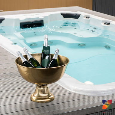 Detailansicht des Passion Spas Aquatic 1 Swim Spas mit goldener Champagnerschale am Beckenrand