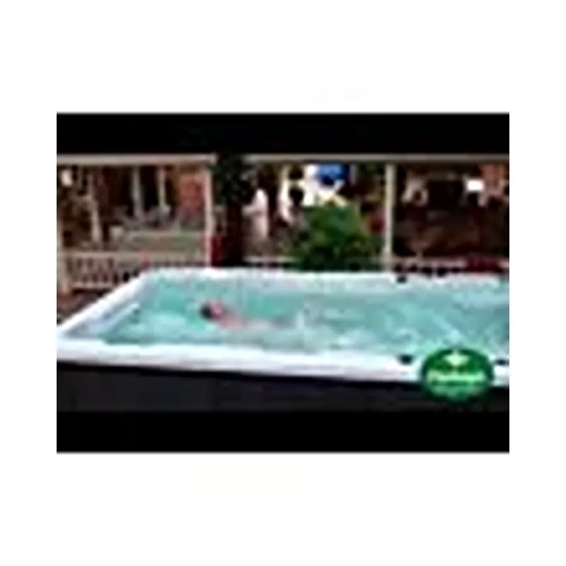 Passion Spas Aquatic 1 Swim Spa für 3 Personen mit Person im warmen Wasser im Garten