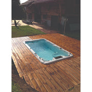 Passion Spas Aquatic 1 Swim Spa für 3 Personen auf Holzterrasse im Garten