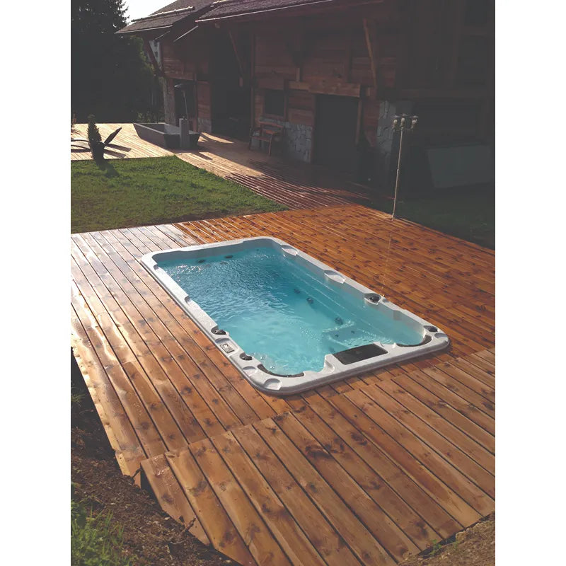Passion Spas Aquatic 1 Swim Spa für 3 Personen auf Holzterrasse im Garten