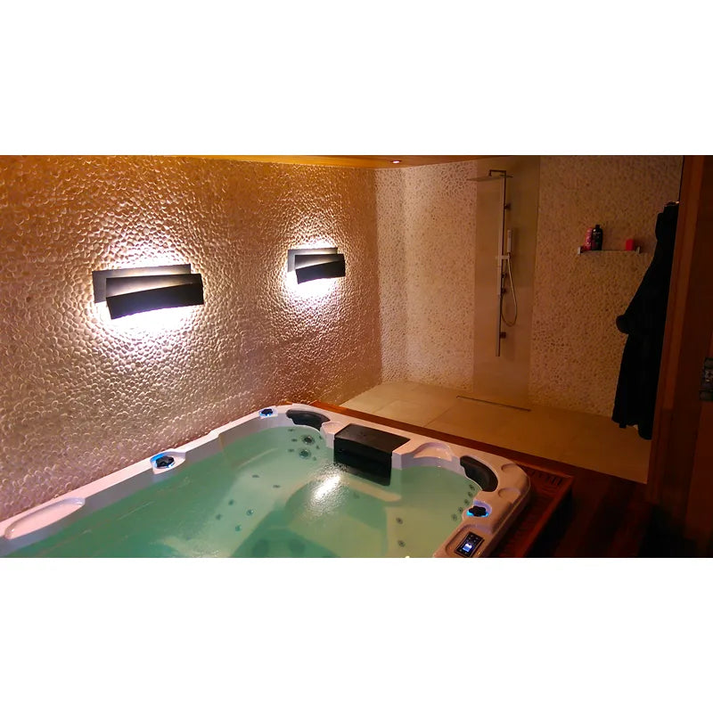 Passion Spas Aquatic 1 Swim Spa für 3 Personen mit grünem Wasser in modernem Badezimmer mit LED-Beleuchtung