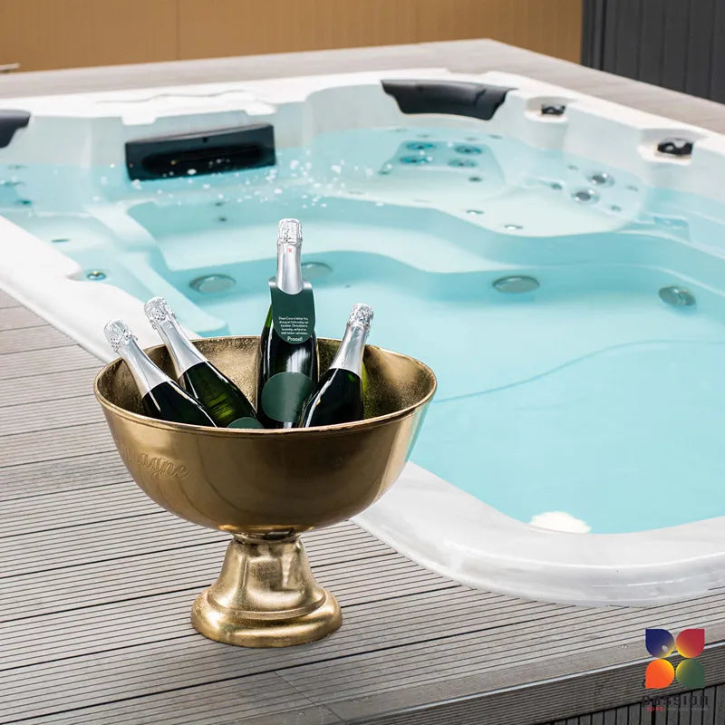 Passion Spas Aquatic 1 Swim Spa für 3 Personen mit türkisblauem Wasser und Champagner-Eiskühler auf Holzterrasse