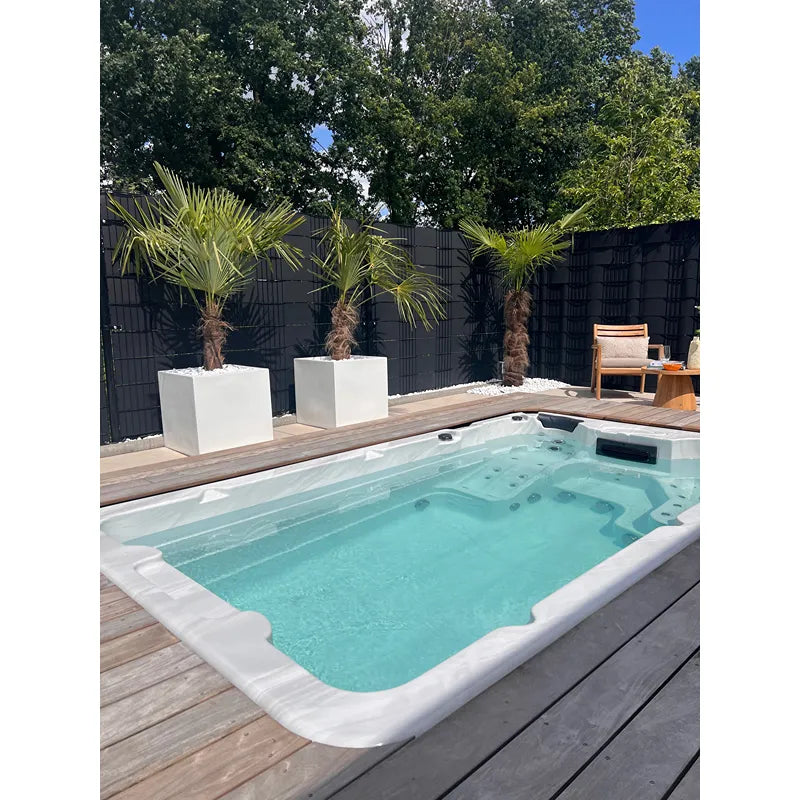 Passion Spas Aquatic 1 Swim Spa für 3 Personen in modernem Garten mit Holzterrasse