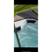 Passion Spas Aquatic 1 Swim Spa für 3 Personen mit sprudelndem Wasser im Garten, teilweise unter Holzdach