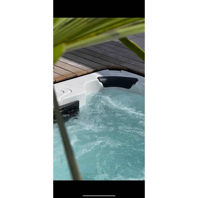 Passion Spas Aquatic 1 Swim Spa für 3 Personen mit sprudelndem Wasser im Garten, teilweise unter Holzdach