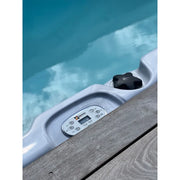 Passion Spas Aquatic 1 Swim Spa Bedienfeld mit Kontrollpanel an Poolrand