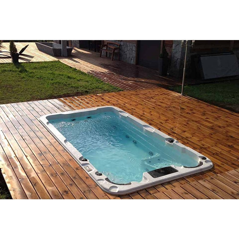 Eingelassener Passion Spas Aquatic 1 Swim Spa auf edler Holzterrasse im Garten