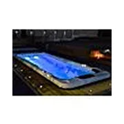 Passion Spas Aquatic 2 Swim Spa für 2 Personen mit blauem Wasser und LED-Beleuchtung im Garten bei Nacht