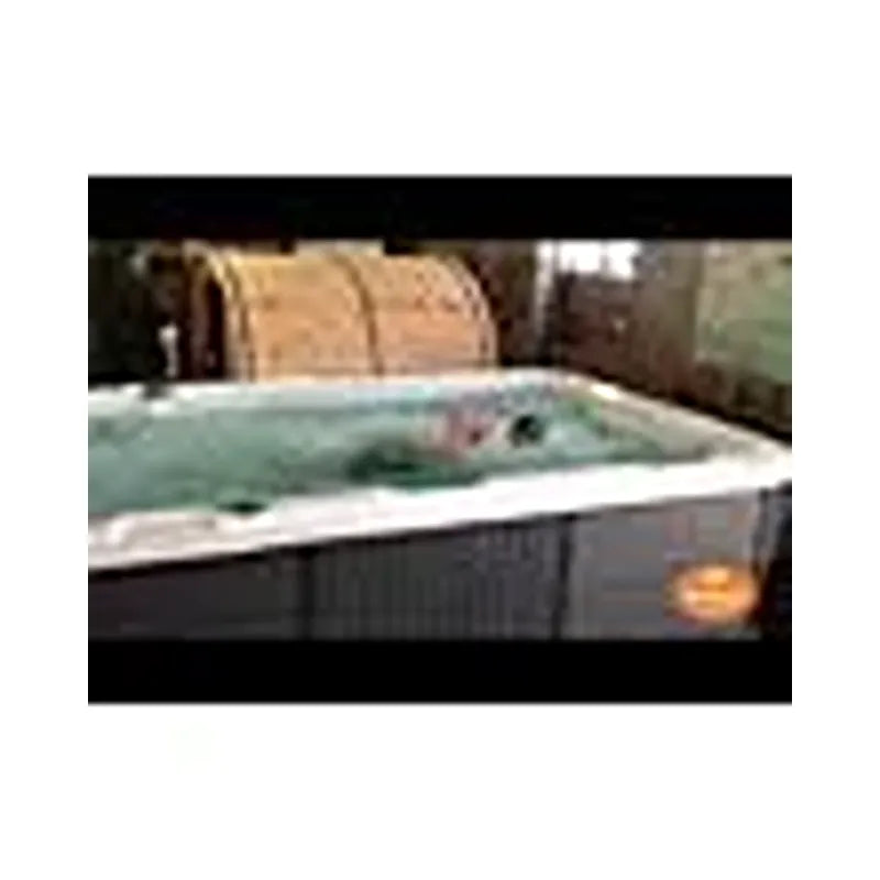 Passion Spas Aquatic 2 Swim Spa für 2 Personen im Garten mit türkisblauem Wasser und Whirlpool-Jets