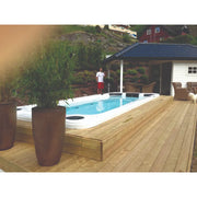 Passion Spas Aquatic 2 Swim Spa für 2 Personen auf Holzterrasse im Garten mit Loungebereich