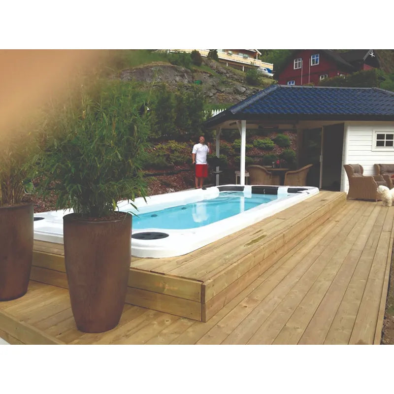Passion Spas Aquatic 2 Swim Spa für 2 Personen auf Holzterrasse im Garten mit Loungebereich