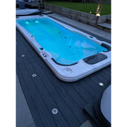 Passion Spas Aquatic 2 Swim Spa für 2 Personen im modernen Garten auf Holzterrasse