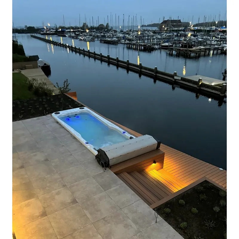 Passion Spas Aquatic 2 Swim Spa für 2 Personen am Bootssteg mit Blick auf Marina