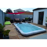 Passion Spas Aquatic 2 Swim Spa für 2 Personen in Gartenterrasse mit Holzdeck, blauem Wasser und Loungebereich