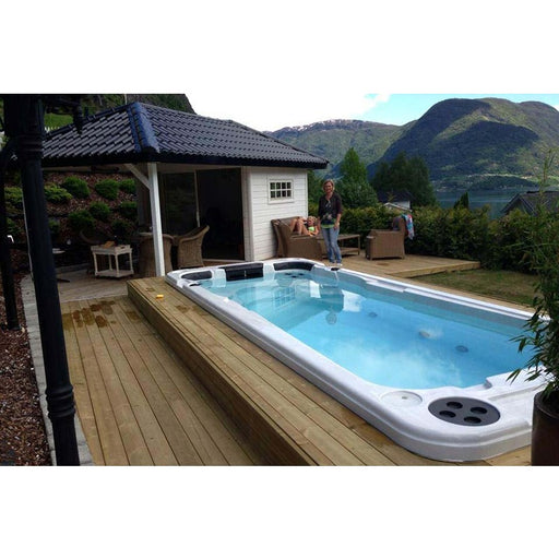 Passion Spas Aquatic 2 Swim Spa in großzügiger Holzterrasse mit Blick auf die Berge
