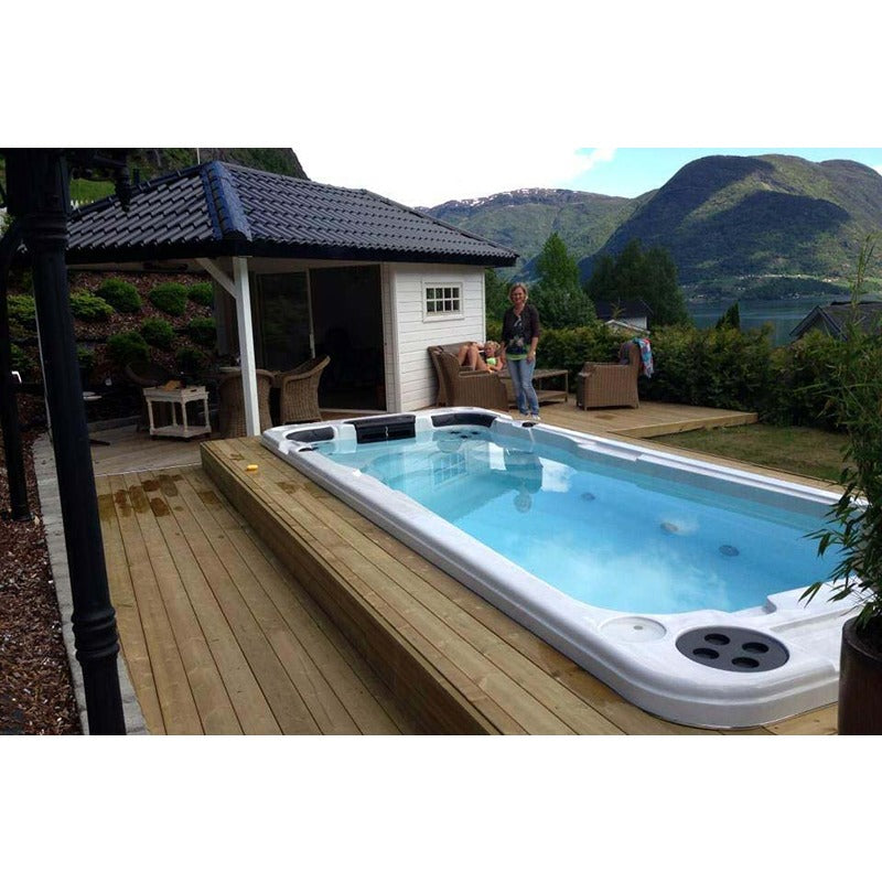 Passion Spas Aquatic 2 Swim Spa in großzügiger Holzterrasse mit Blick auf die Berge